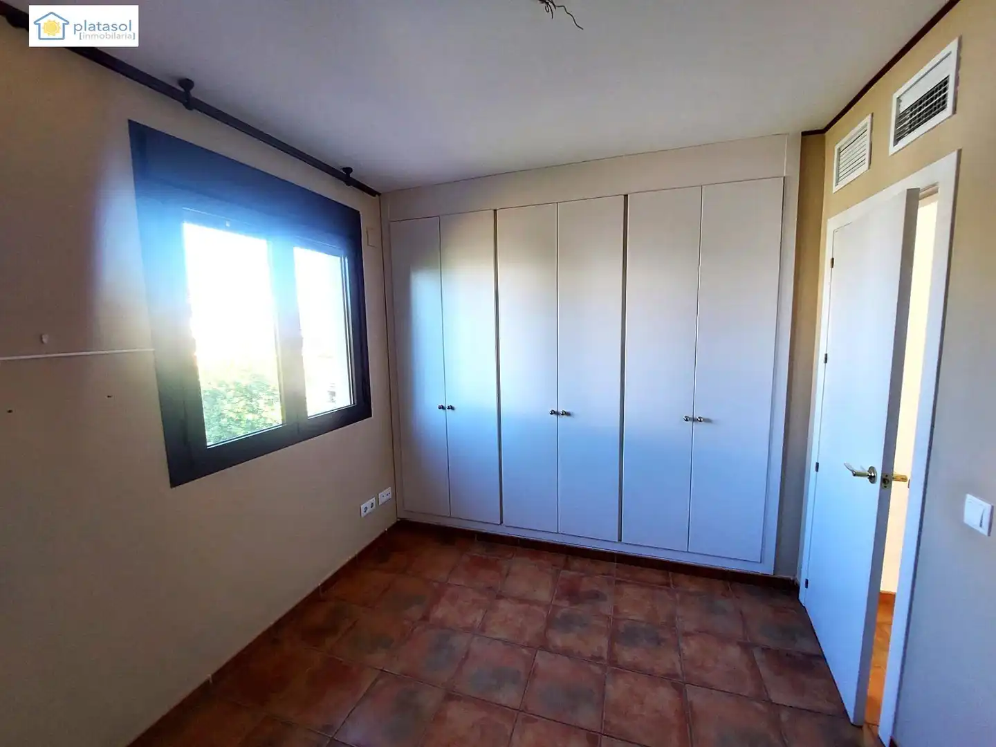 Dormitori de Casa adosada en venda en Guillena amb Aire condicionat, Calefacció i Jardí privat