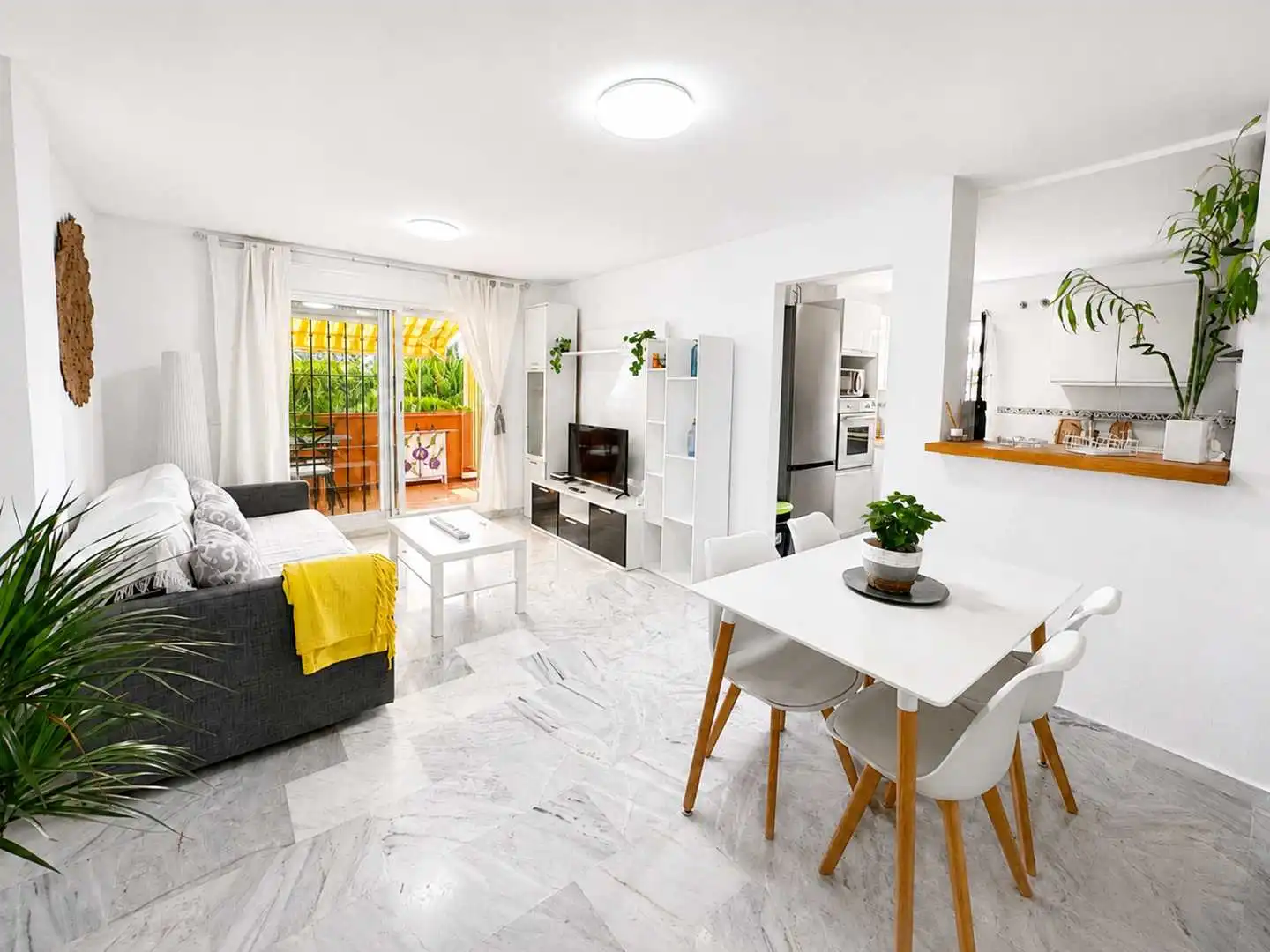 Sala de estar de Planta baja en venta en Manilva con Jardín privado, Terraza y Trastero