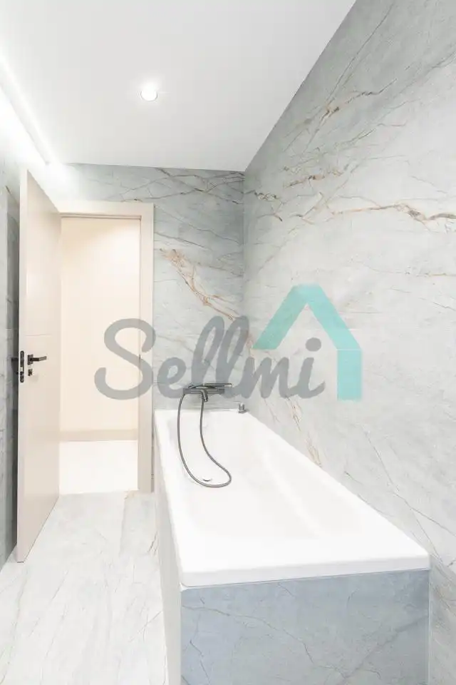 Baño de Piso en venta en Oviedo  con Calefacción, Trastero y Balcón