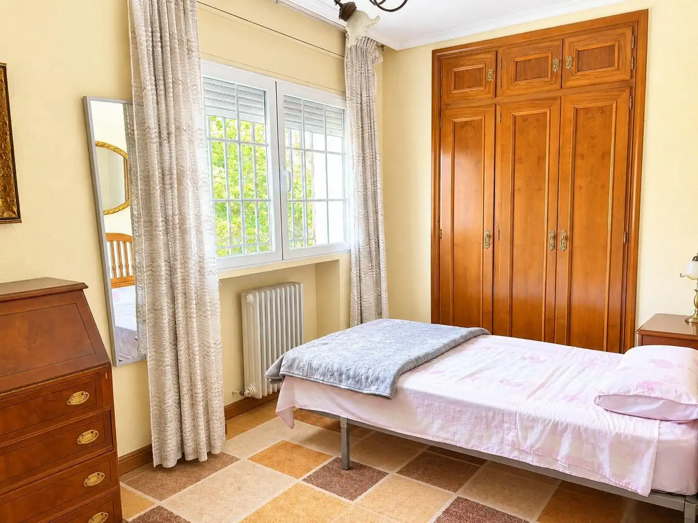 Habitación de Casa o chalet en venta en Villaviciosa de Odón con Aire acondicionado, Calefacción y Jardín privado