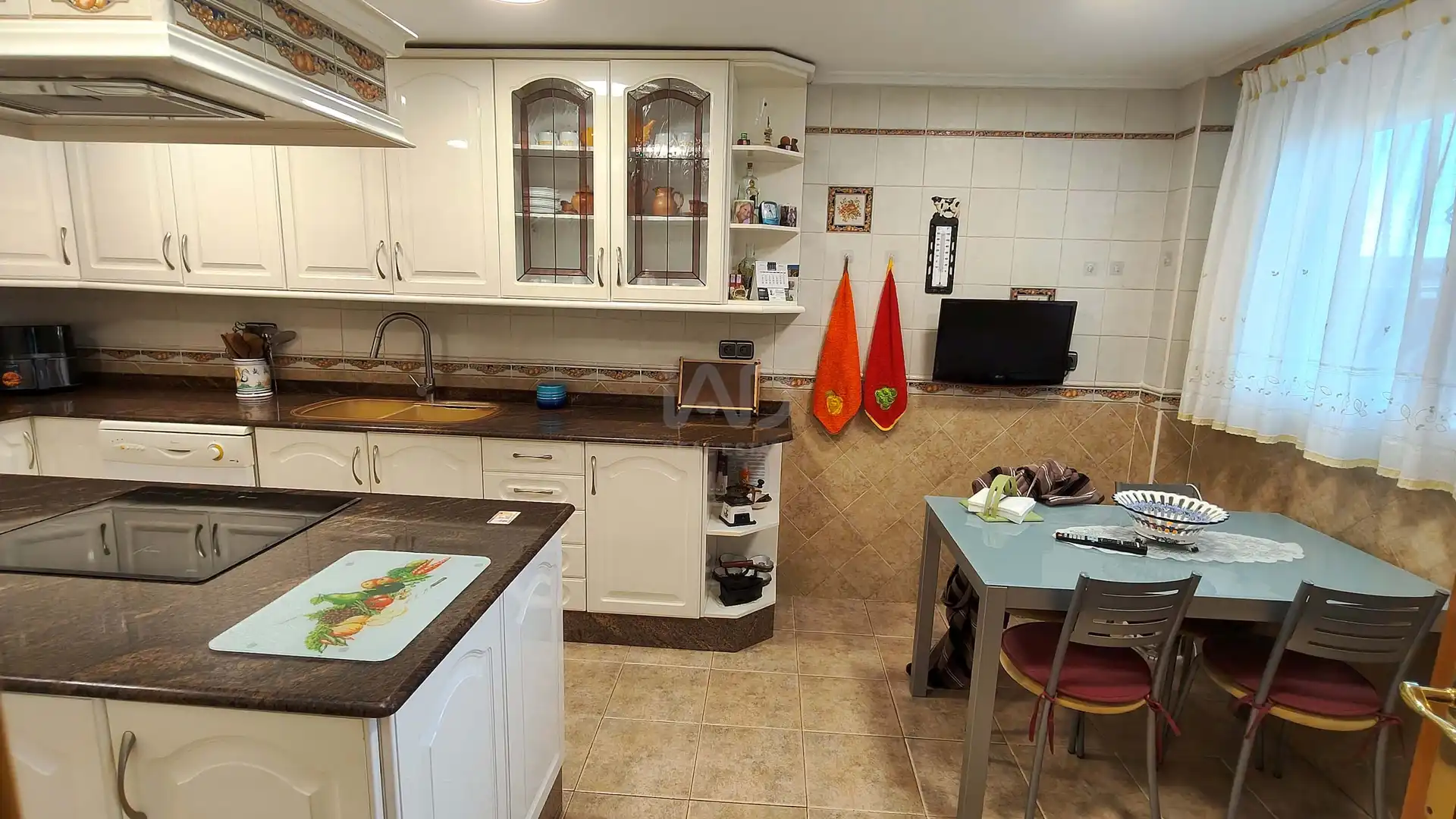 Cuina de Casa o xalet en venda en Castellón de la Plana / Castelló de la Plana amb Calefacció, Terrassa i Piscina