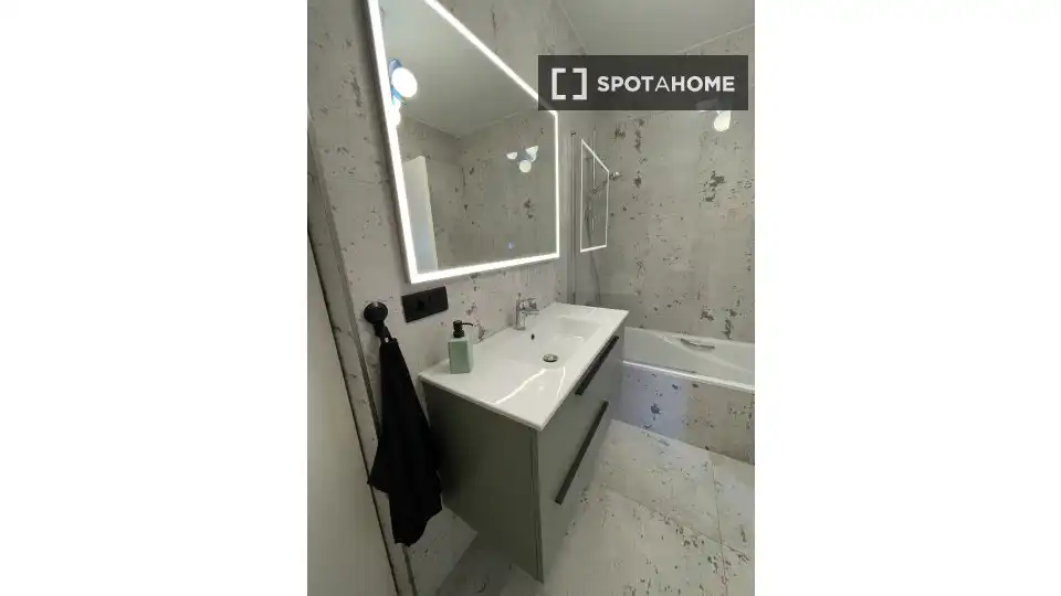 Bathroom of Flat for rent in Gilet  with Air Conditioner, Heating and Furnished