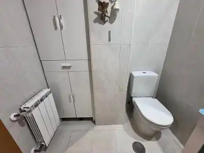 Badezimmer von Wohnung zum Verkauf in Gozón mit Heizung, Privatgarten und Terrasse