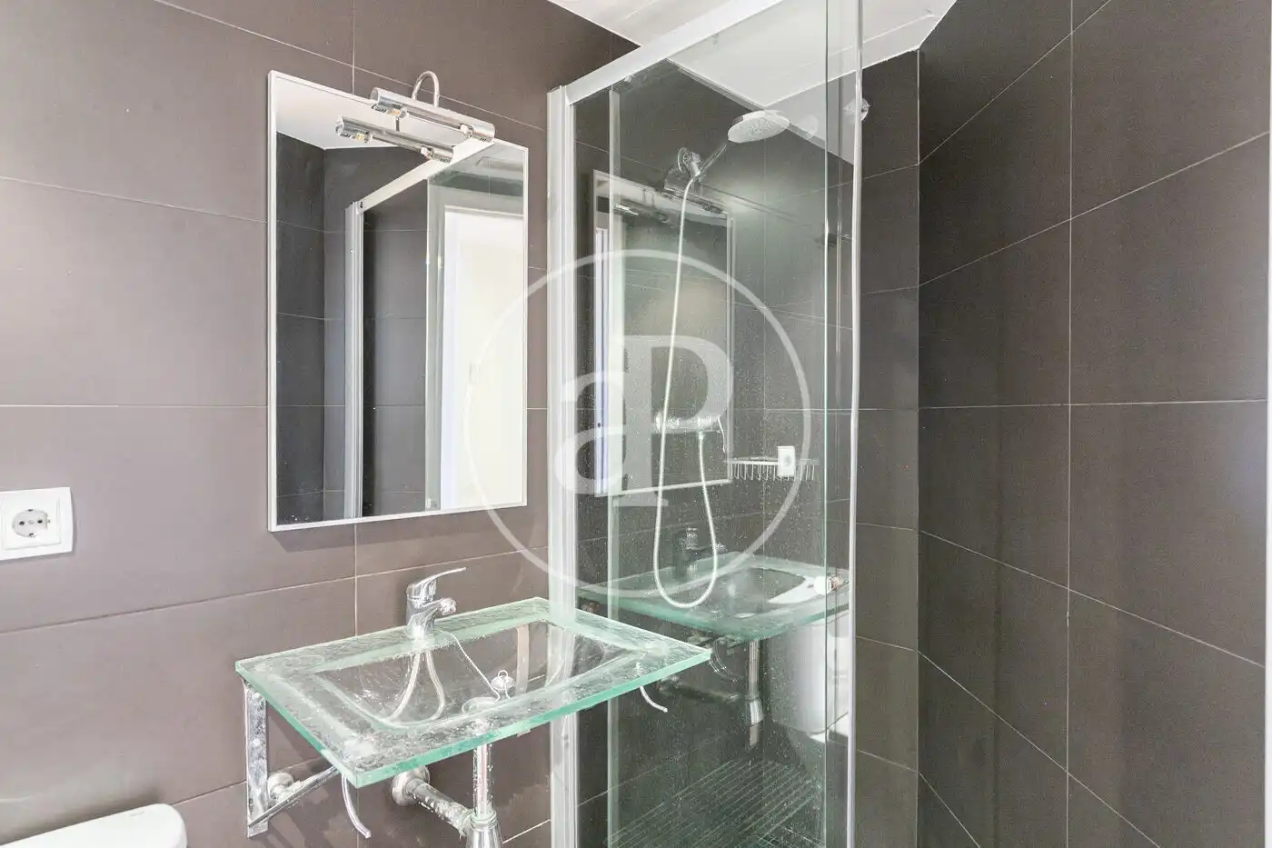 Badezimmer von Dachboden zum Verkauf in Barcelona mit Klimaanlage, Heizung und Terrasse