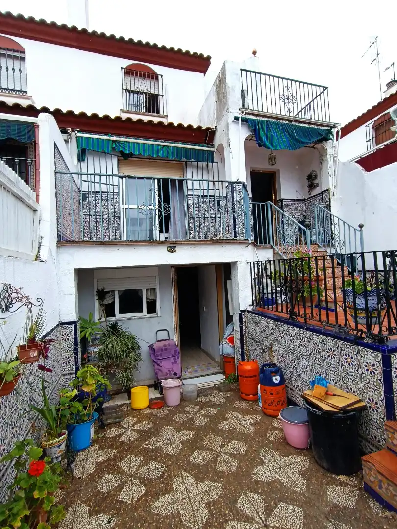 Vista exterior de Casa adosada en venta en Mairena del Aljarafe con Aire acondicionado, Calefacción y Jardín privado