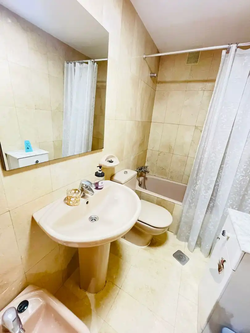 Badezimmer von Wohnungen zum Verkauf in Gijón  mit Heizung und Parkett