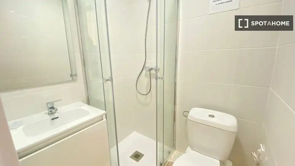 Bathroom of Flat for rent in Madrid  with Air Conditioner, Heating and Furnished
