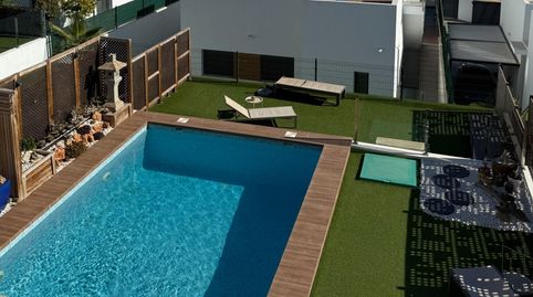 Moderno adosado con vistas al mar y jardín privado en Finestrat