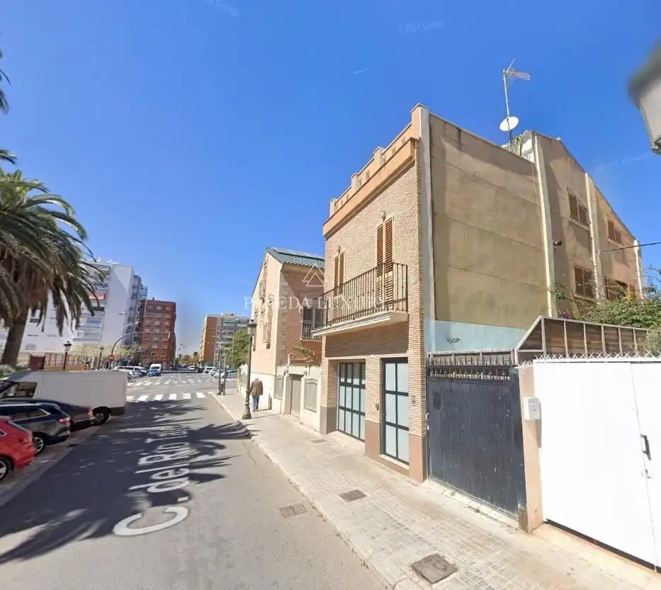 Außenansicht von Einfamilien-Reihenhaus zum Verkauf in Valencia mit Terrasse, Schwimmbad und Möbliert