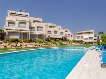 Adossat amb piscina en venda a Passatge dels Pins 5