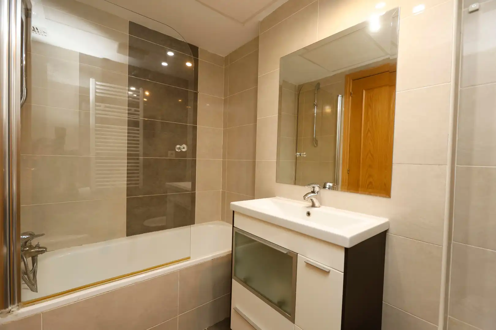 Baño de Apartamento en venta en Zaragoza con Aire acondicionado, Calefacción y Horno