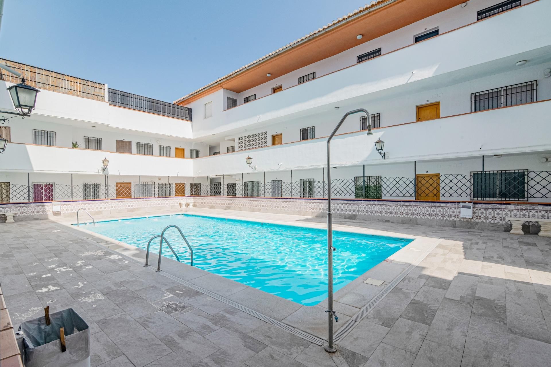 Piscina de Planta baixa en venda en La Zubia amb Aire condicionat, Terrassa i Piscina comunitària