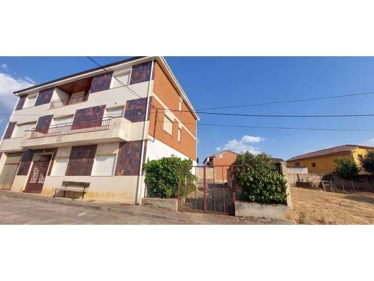 Vista exterior de Casa o chalet en venta en Almanza con Jardín privado, Terraza y Amueblado