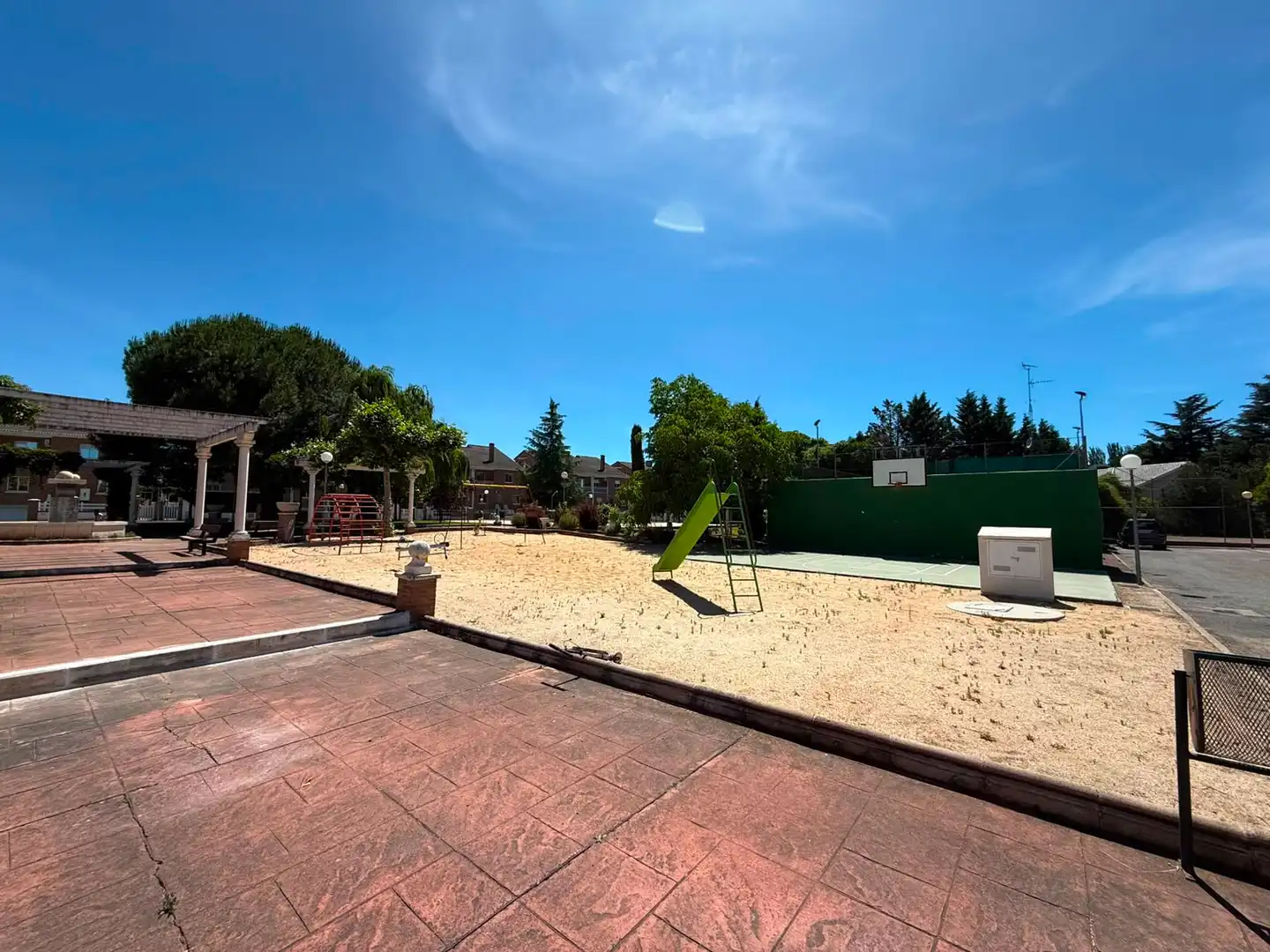 Außenansicht von Einfamilien-Reihenhaus zum Verkauf in Santa Marta de Tormes mit Klimaanlage, Heizung und Privatgarten