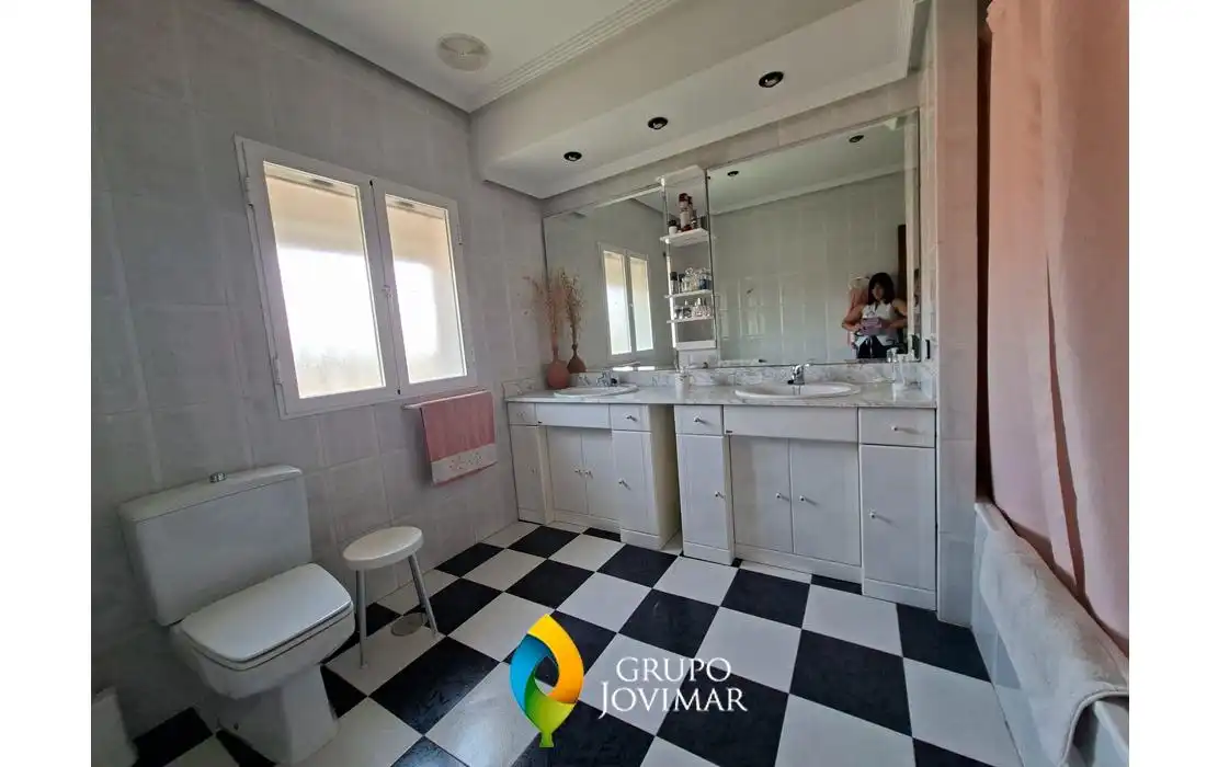 Baño de Casa o chalet en venta en Guadix con Calefacción, Piscina y Amueblado