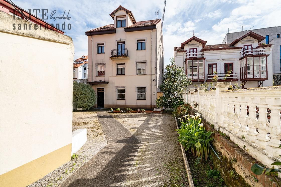 Vista exterior de Casa o xalet en venda en Santander amb Calefacció, Jardí privat i Parquet