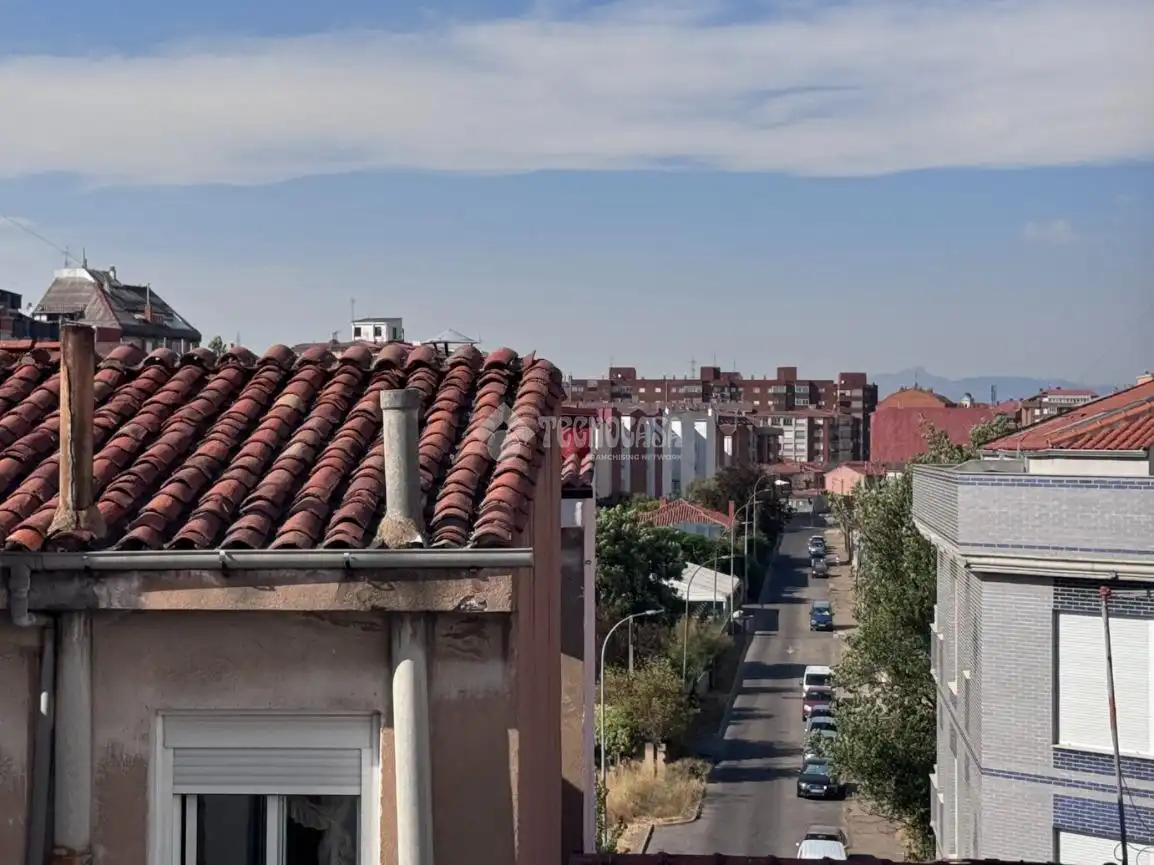Vista exterior de Edifici en venda en León Capital 