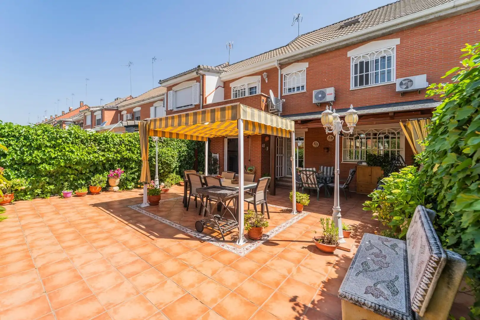 Terrasse von Einfamilien-Reihenhaus zum Verkauf in Parla mit Klimaanlage, Heizung und Privatgarten