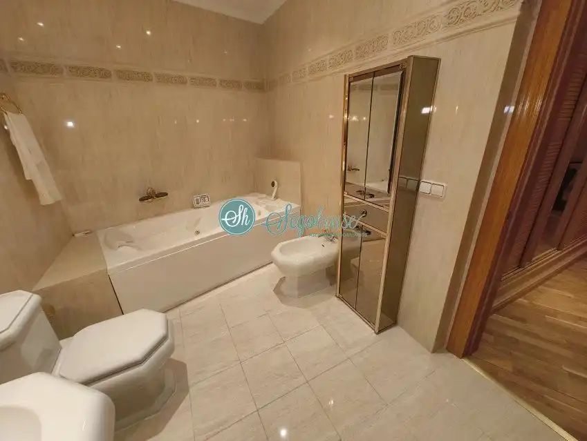 Badezimmer von Wohnung zur Miete in Segovia mit Heizung, Parkett und Möbliert