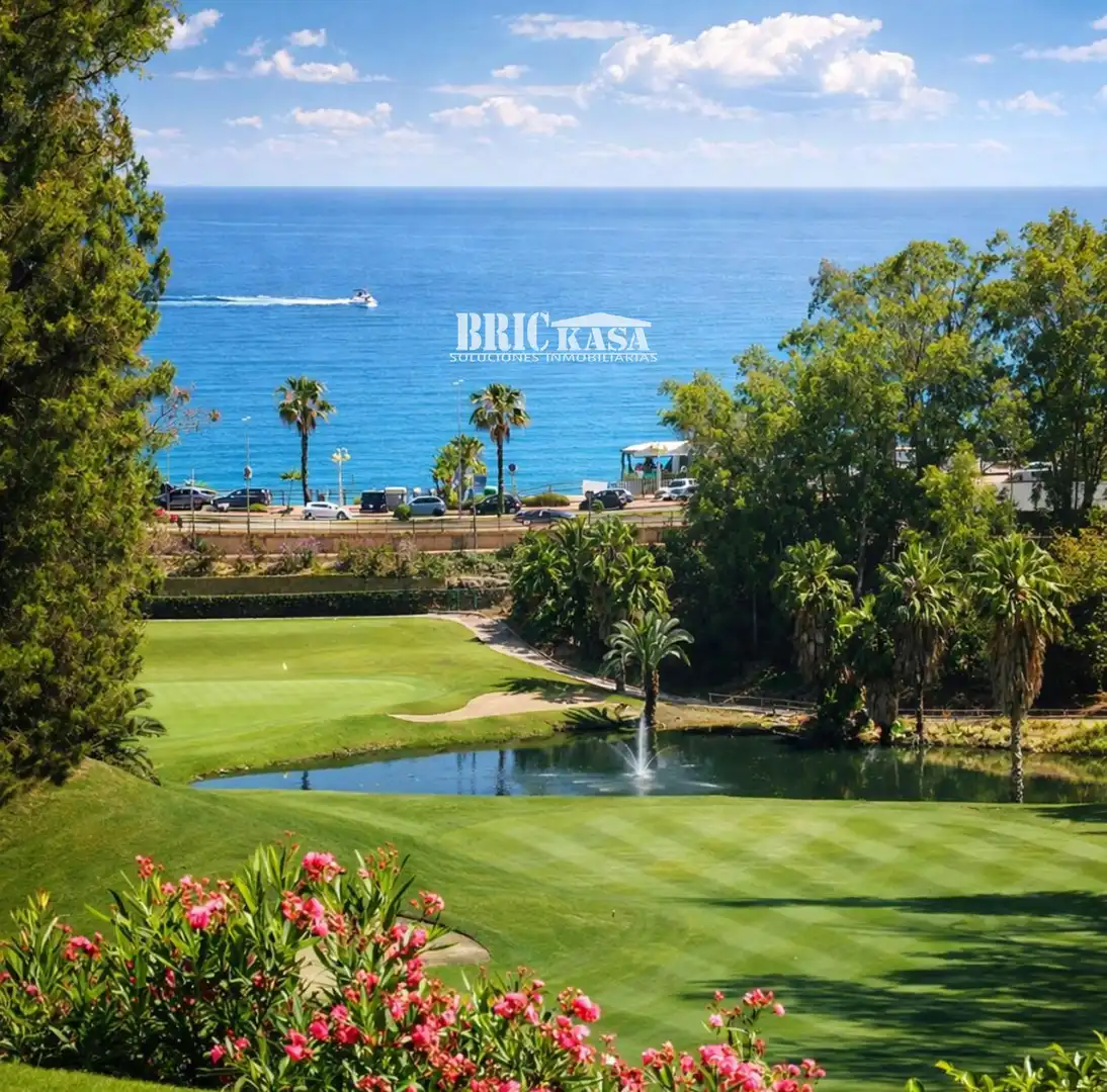 Vista exterior de Piso en venta en Benalmádena con Terraza, Piscina y Amueblado