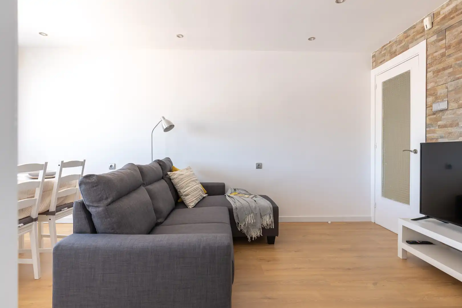 Living room of Flat for rent in Terrassa  with Air Conditioner, Heating and Parquet flooring