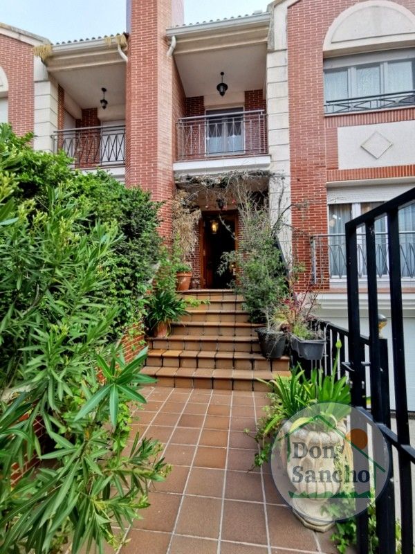 Exterior view of Single-family semi-detached for sale in Cistérniga  with Heating and Terrace