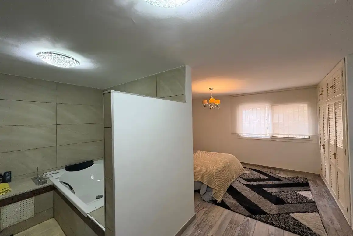 Dormitori de Casa adosada en venda en Estepona amb Aire condicionat, Calefacció i Jardí privat