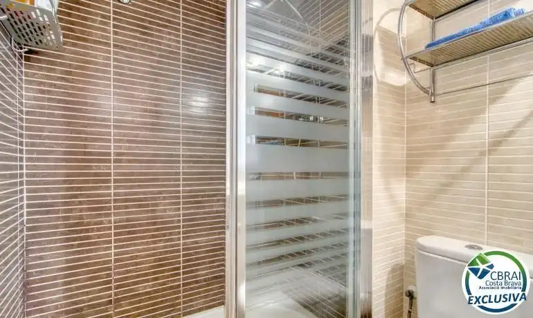 Bathroom of Apartments for sale in Roses  with Air Conditioner and Furnished