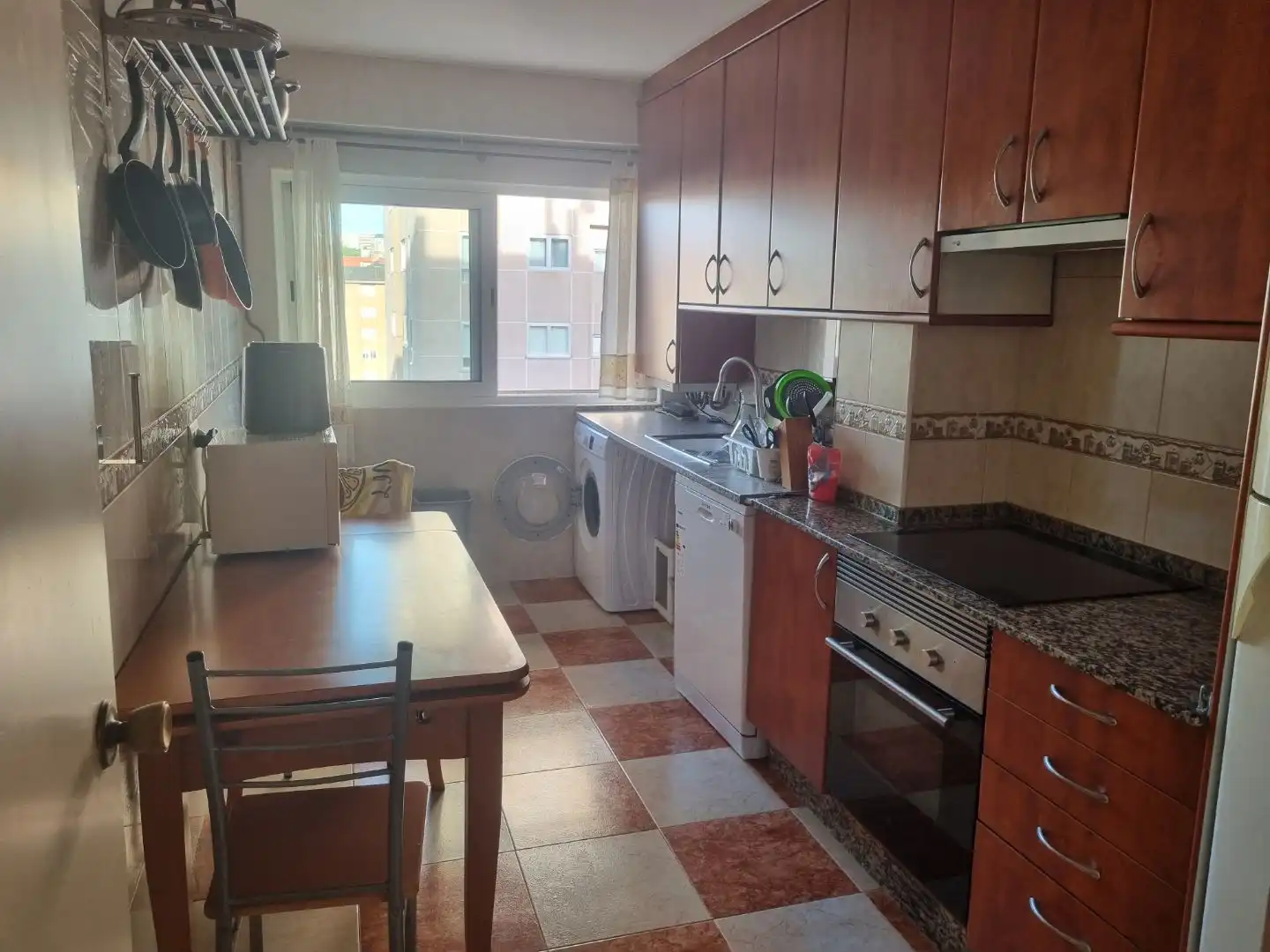 Cuina de Pis de lloguer en A Coruña Capital  amb Calefacció, Parquet i Moblat
