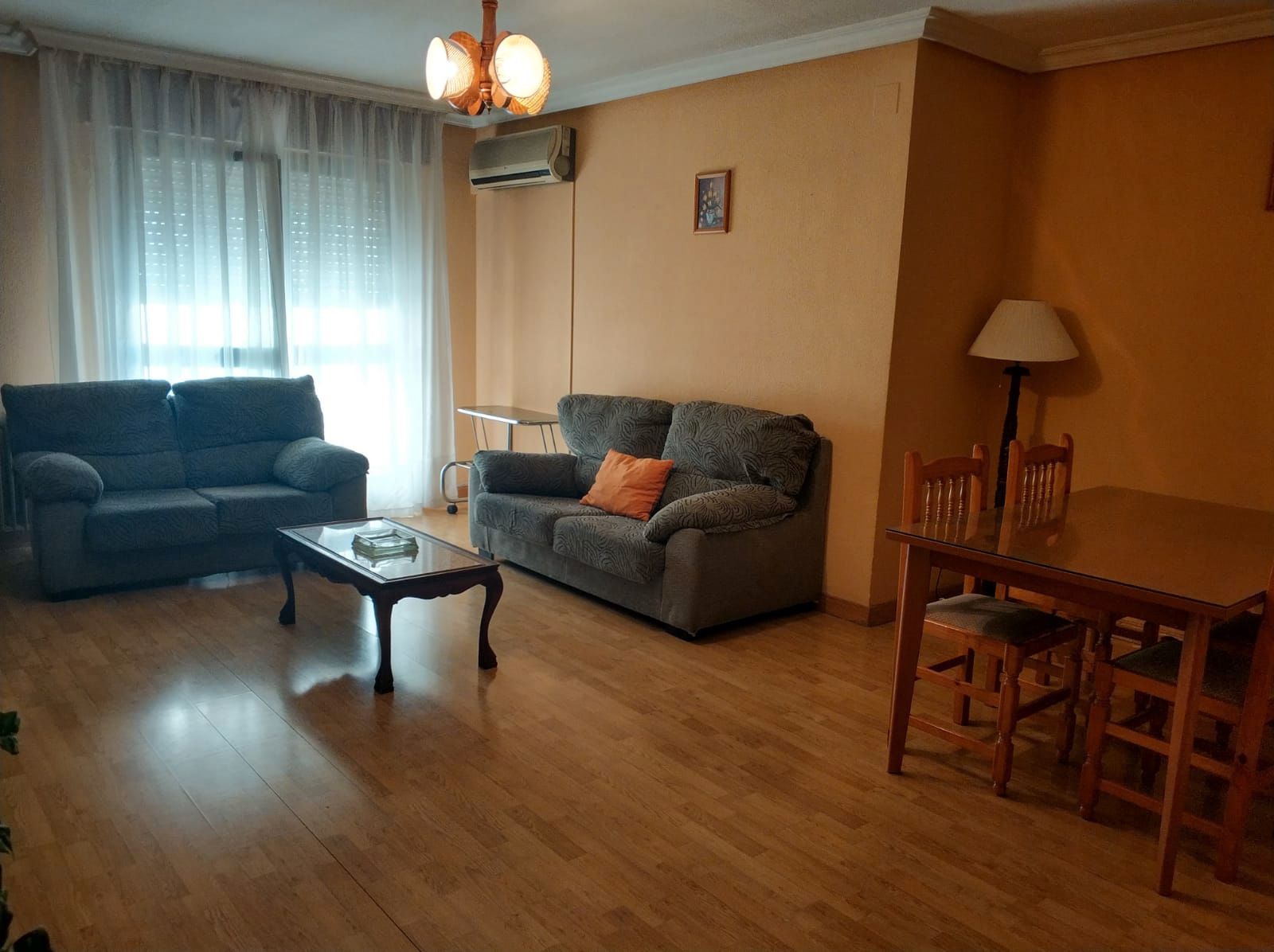 Sala d'estar de Pis per a compartir en  Toledo Capital amb Calefacció, Parquet i Moblat