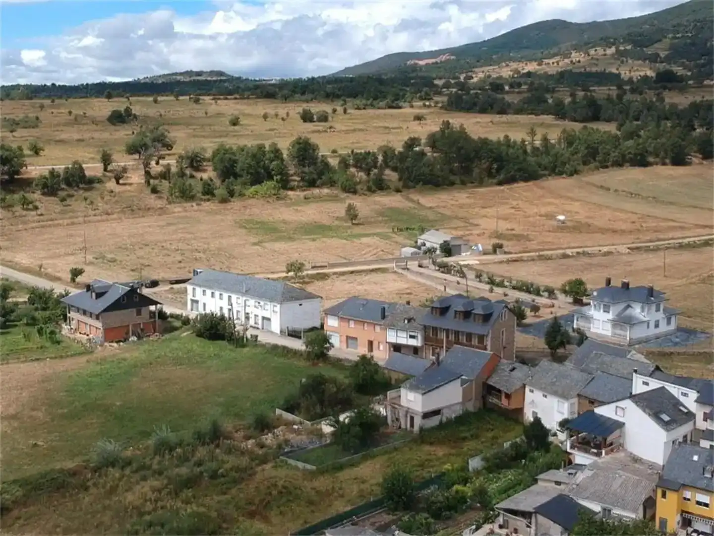Casa adosada en venda en Noceda del Bierzo amb Jardí privat i Moblat