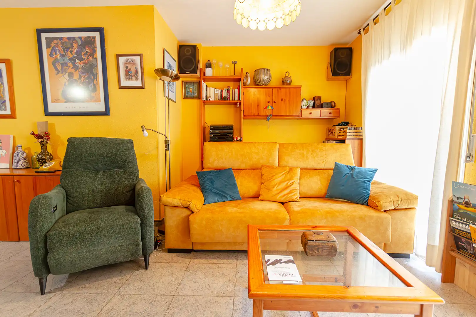 Sala d'estar de Casa adosada en venda en Castellví de Rosanes amb Terrassa, Traster i Forn