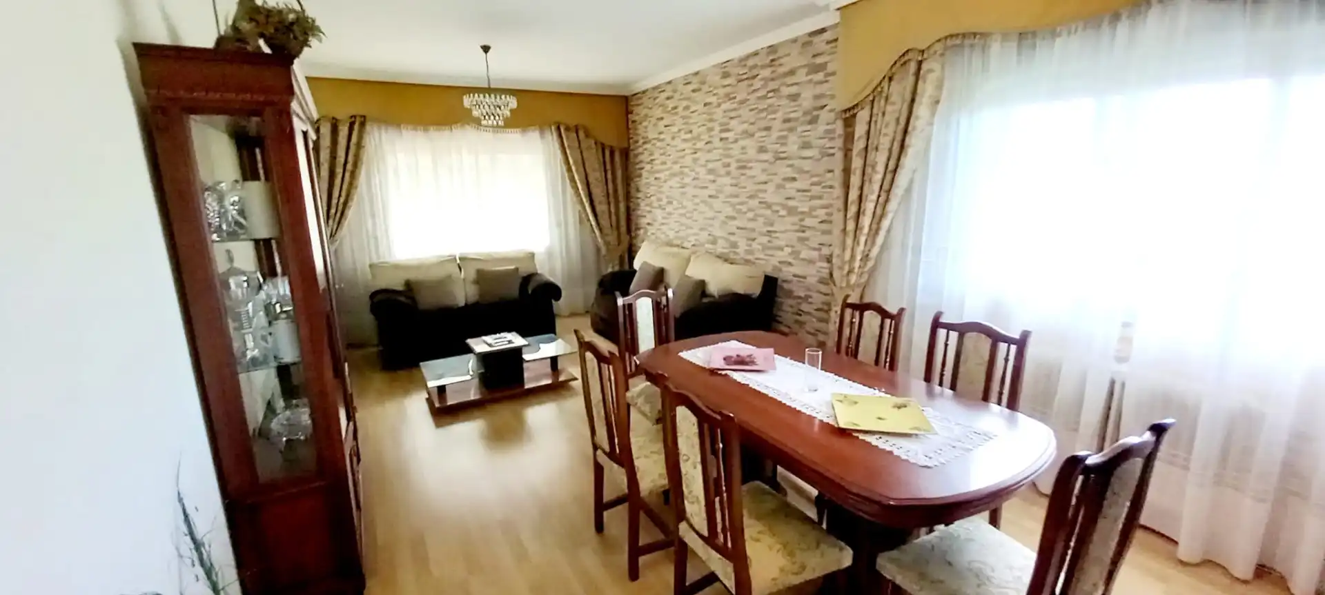 Menjador de Casa o xalet en venda en Vilagarcía de Arousa amb Calefacció, Jardí privat i Terrassa