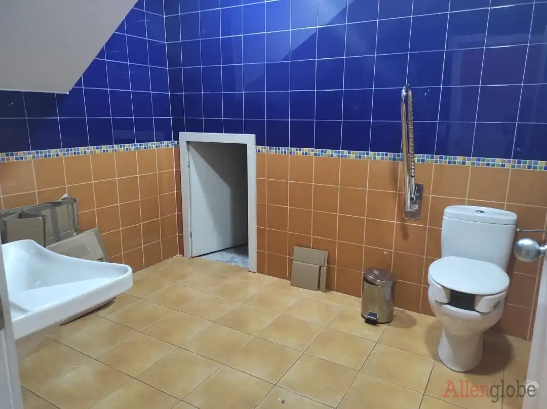 Baño de Local de alquiler en Oviedo  con Aire acondicionado
