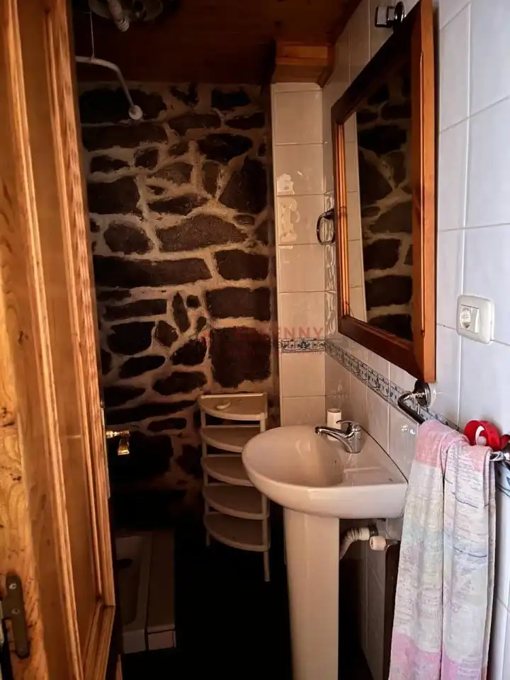 Bany de Local en venda en A Pobra de Trives  amb Aire condicionat i Moblat