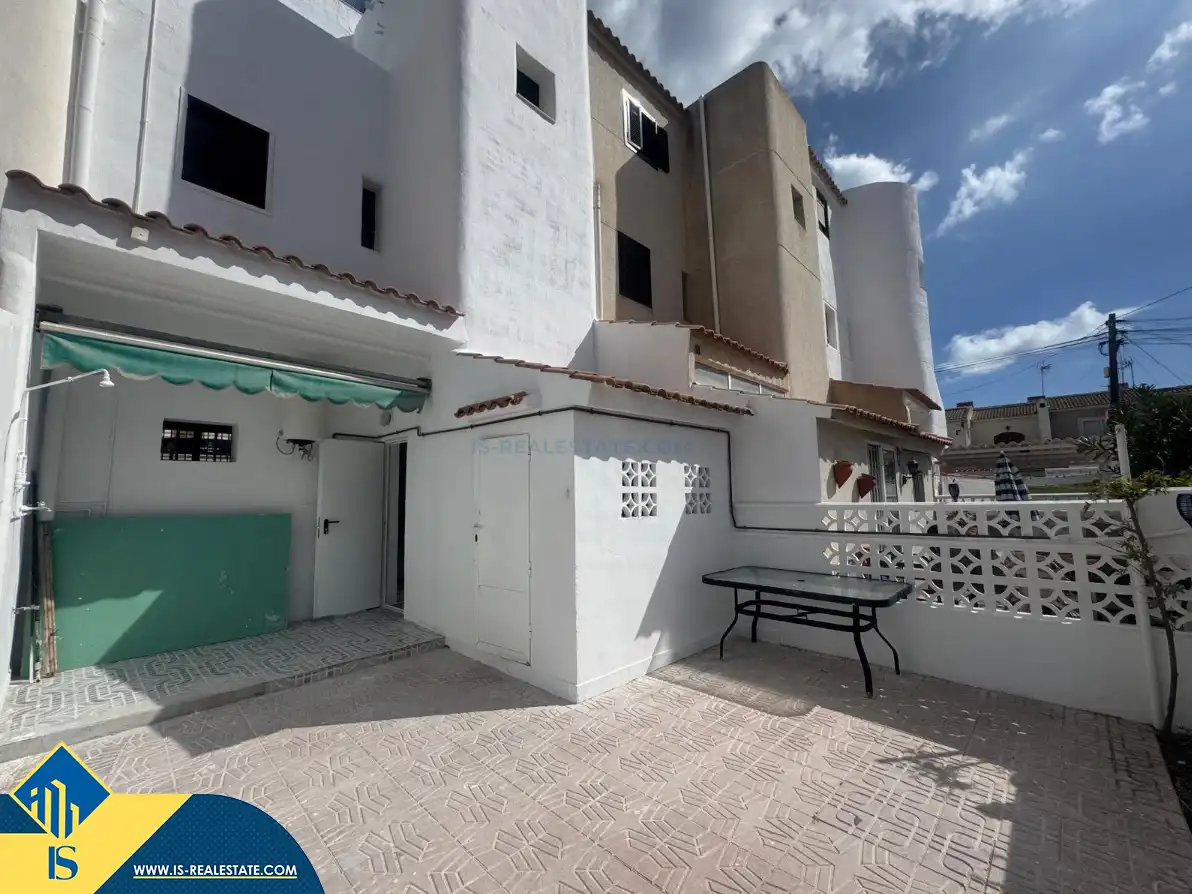 Vista exterior de Casa adosada en venda en Torrevieja amb Calefacció, Jardí privat i Terrassa