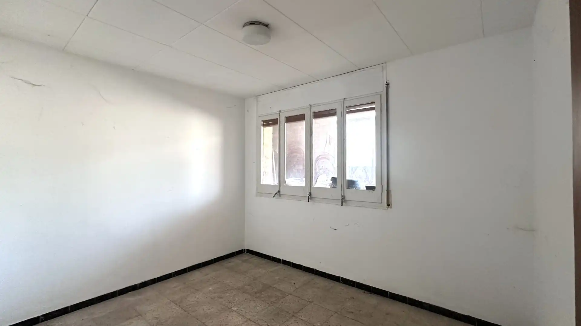 Schlafzimmer von Einfamilien-Reihenhaus zum Verkauf in Sant Joan Les Fonts mit Heizung, Terrasse und Ofen