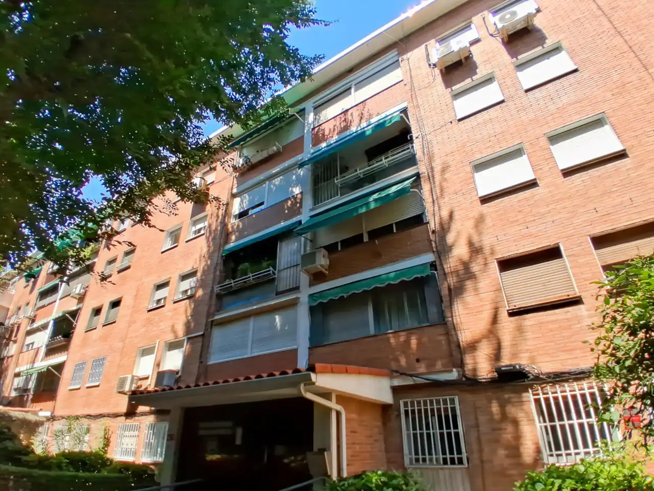 Vista exterior de Planta baja en venta en Madrid con Calefacción