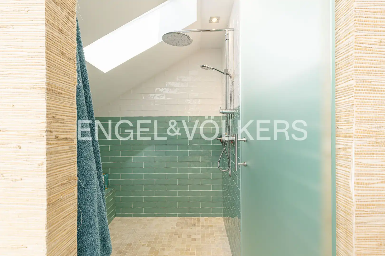 Baño de Casa adosada en venta en Madrid con Aire acondicionado, Calefacción y Jardín privado