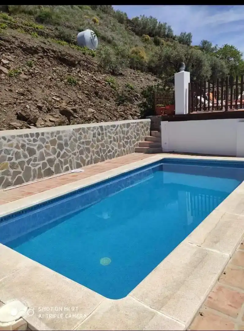 Piscina de Finca rústica de alquiler en Cómpeta, Málaga