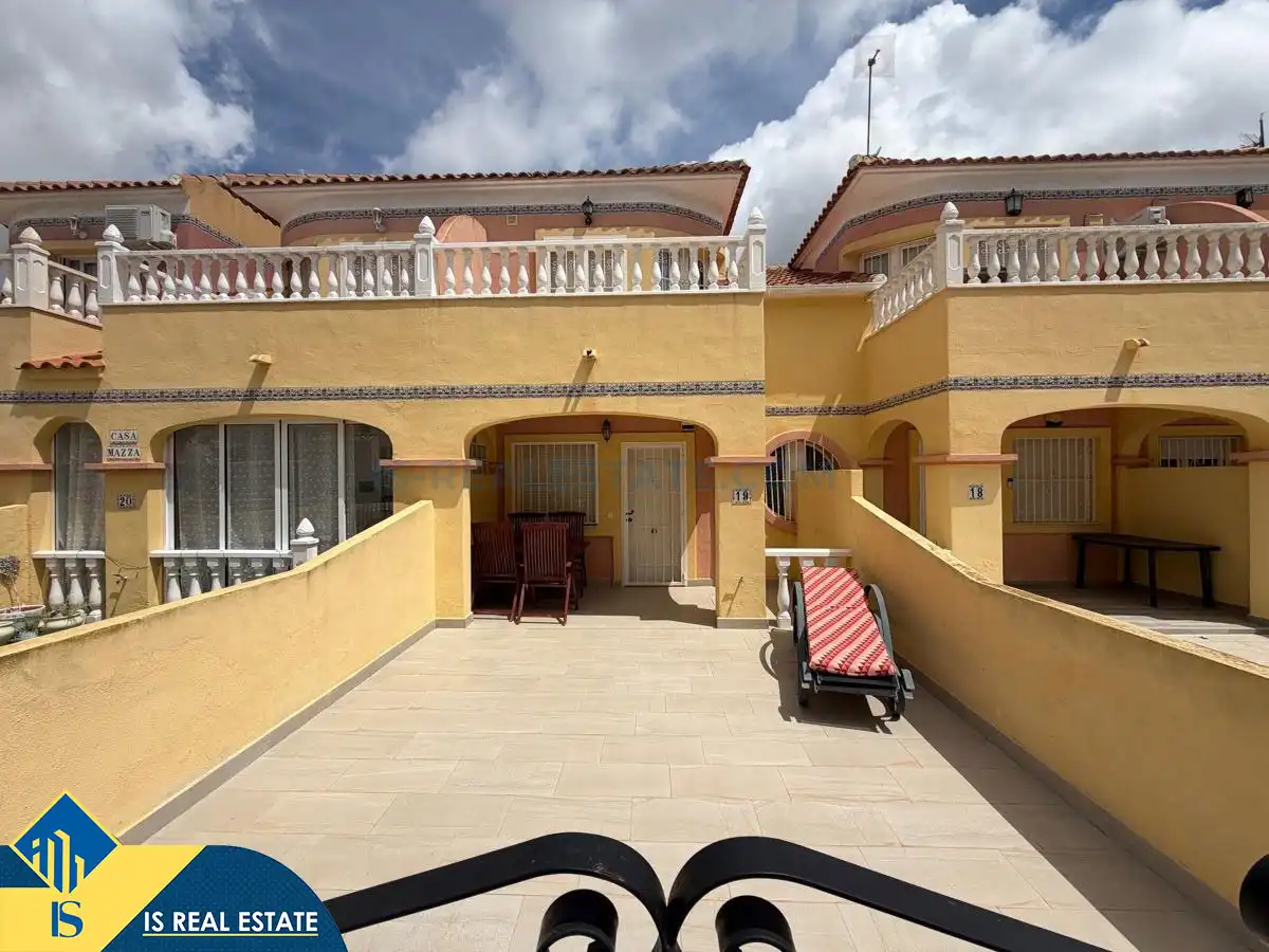 Vista exterior de Casa o xalet en venda en Orihuela amb Calefacció, Moblat i Forn