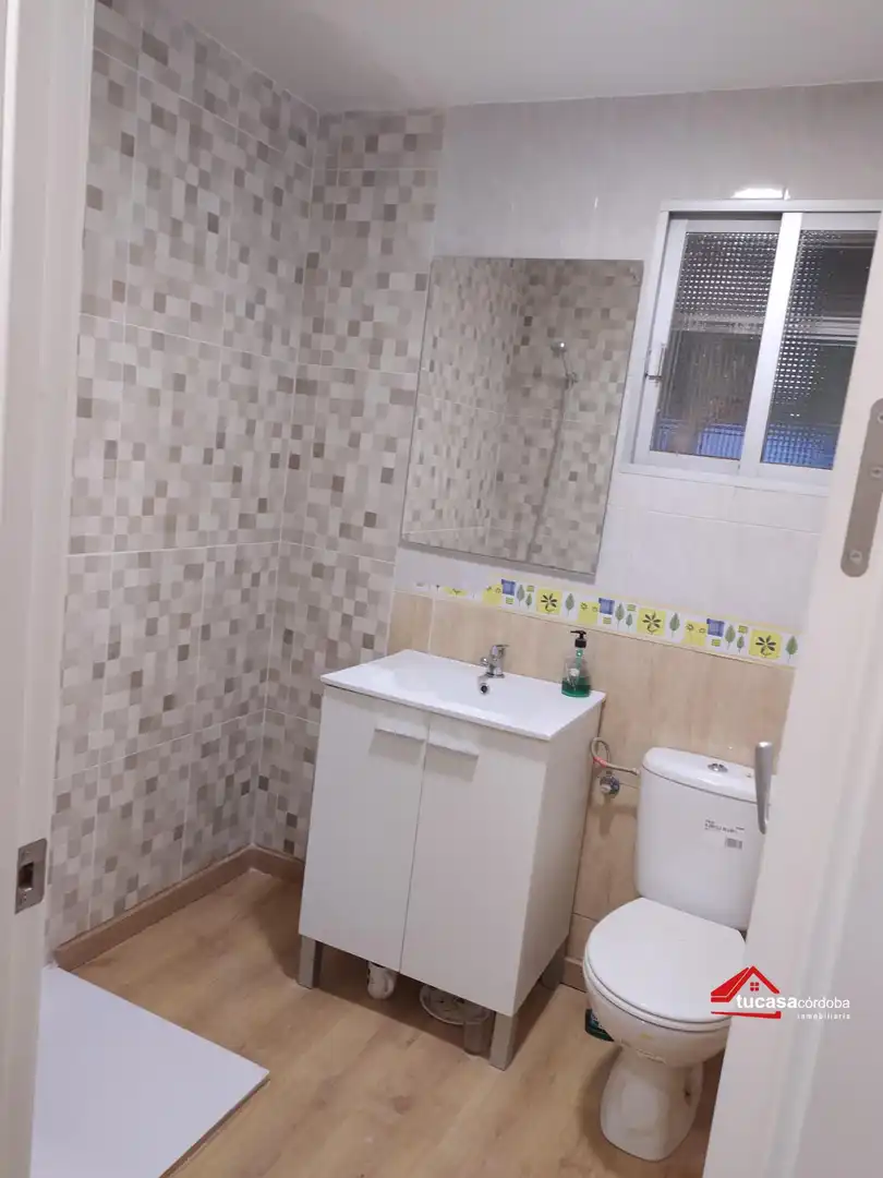 Bathroom of Flat for sale in Córdoba  with Air Conditioner and Parquet flooring