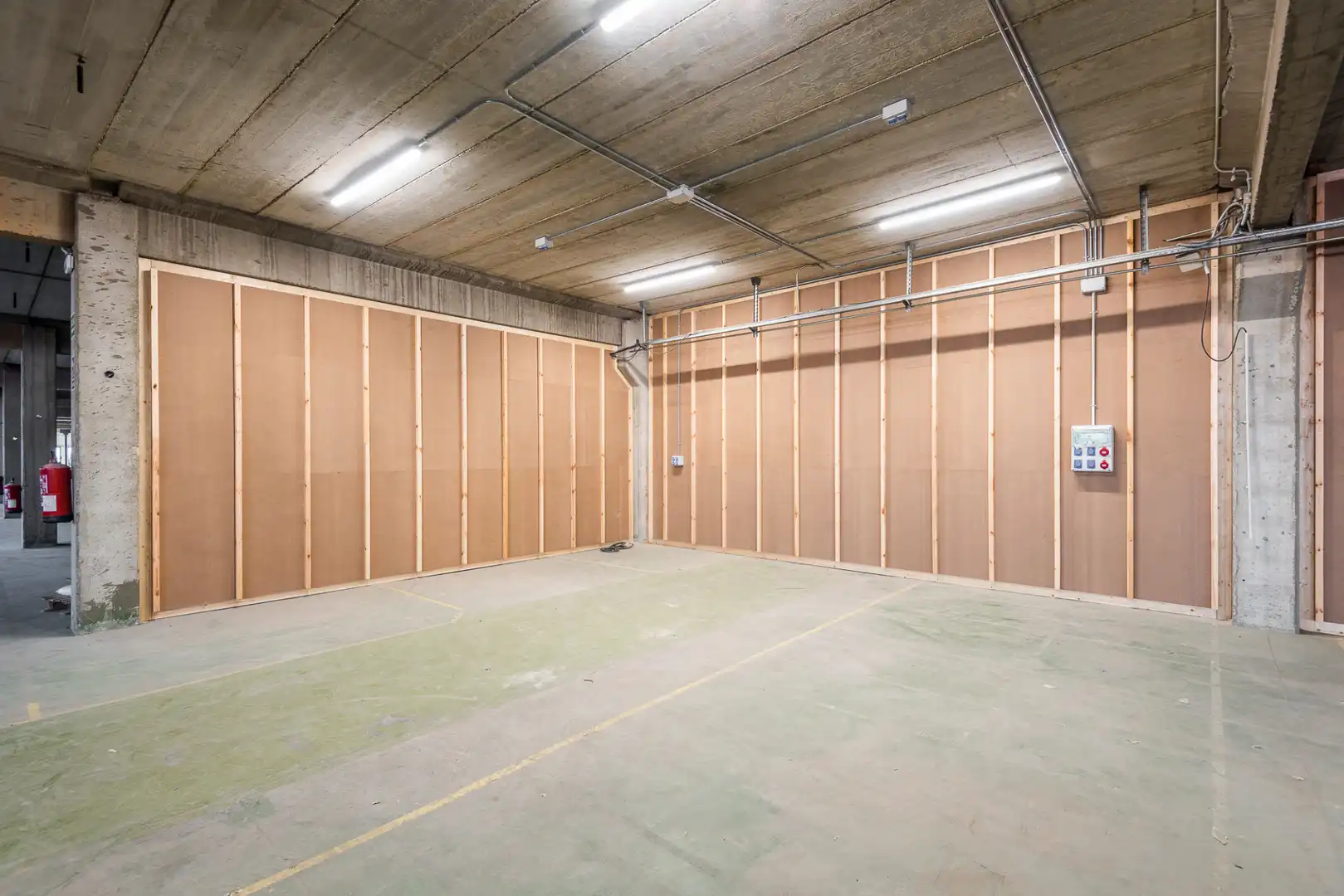 Industrial building with lift to rent in Almeda - El Corte Inglés