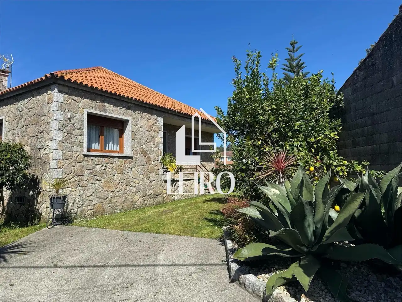 Vista exterior de Casa o chalet en venta en Vilagarcía de Arousa con Calefacción, Jardín privado y Balcón