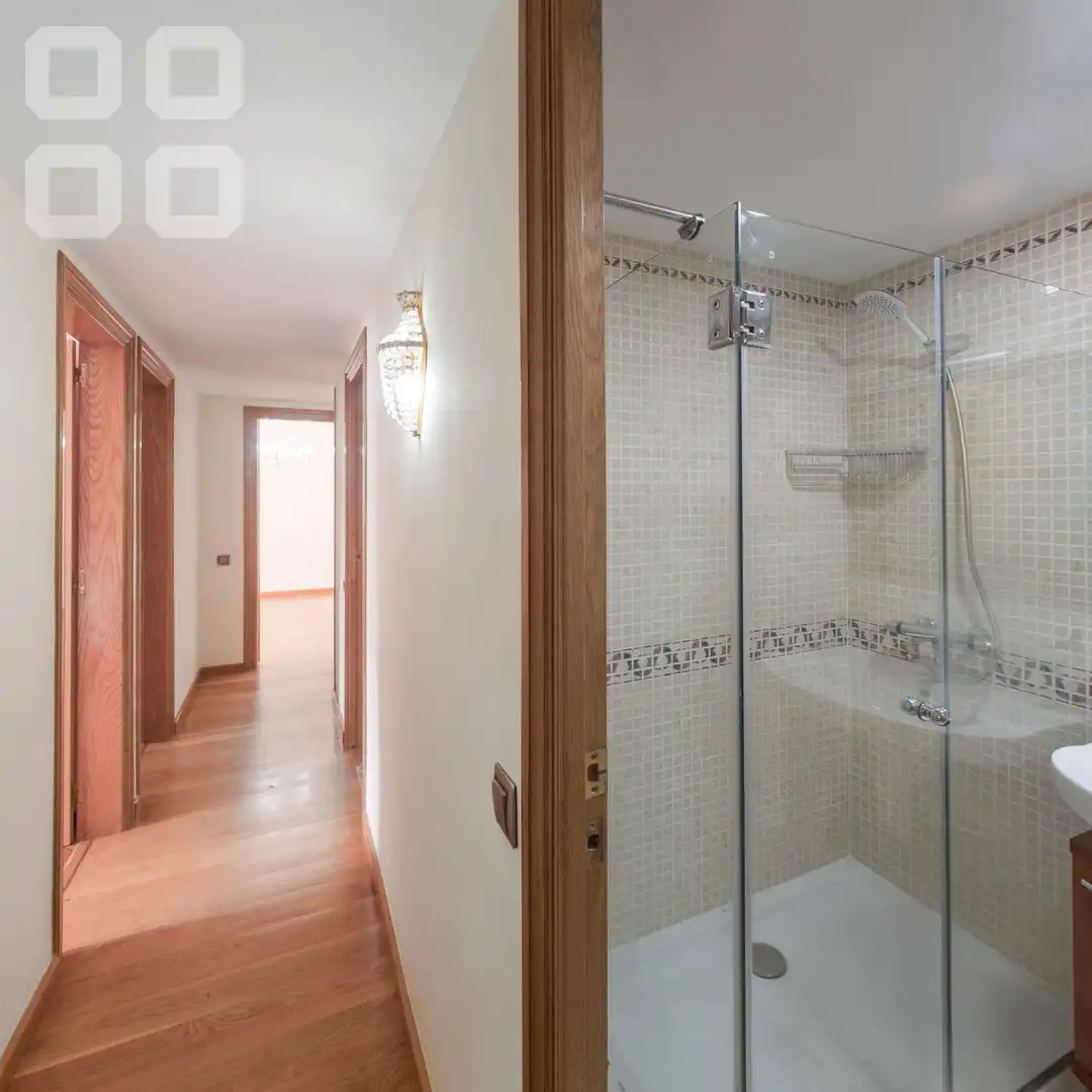 Baño de Piso en venta en L'Hospitalet de Llobregat con Parquet, Terraza y Balcón