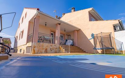 Vista exterior de Casa adosada en venda en El Casar amb Aire condicionat