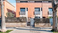 Vista exterior de Casa adosada en venda en Santa Perpètua de Mogoda amb Aire condicionat, Calefacció i Parquet