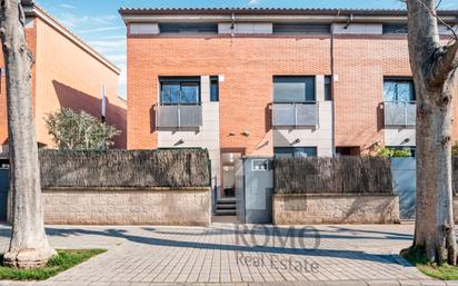 Exterior view of Single-family semi-detached for sale in Santa Perpètua de Mogoda  with Air Conditioner, Heating and Parquet flooring