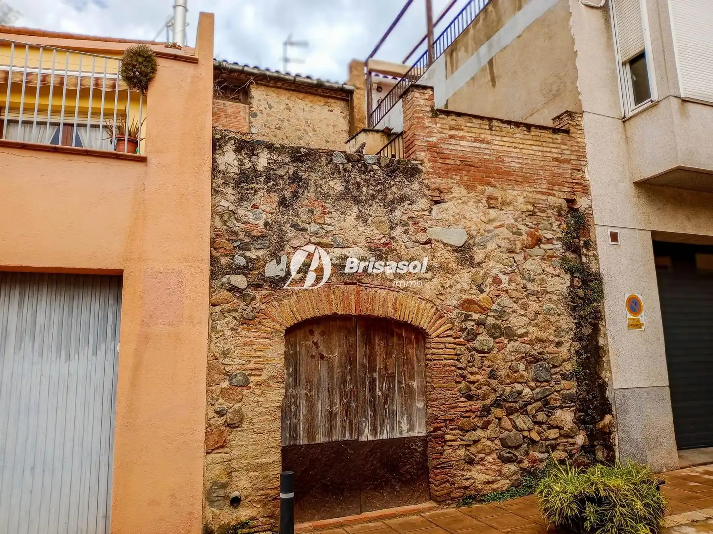 Exterior view of Houses for sale in Montbrió del Camp  with Storage room and Balcony
