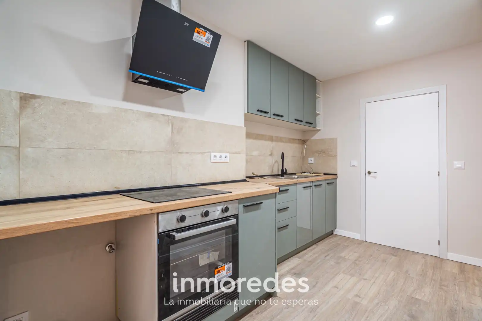 Küche von Wohnung zum Verkauf in Santa Coloma de Gramenet mit Klimaanlage, Parkett und Ofen